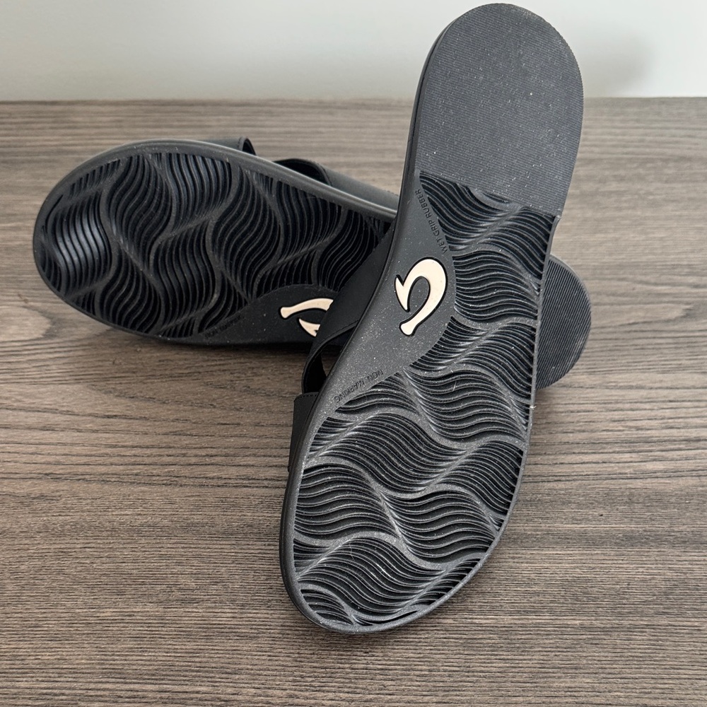 Olukai La'i Slide in excellent condition. Retails at Nordstrom for $90. - Picture 2 of 3